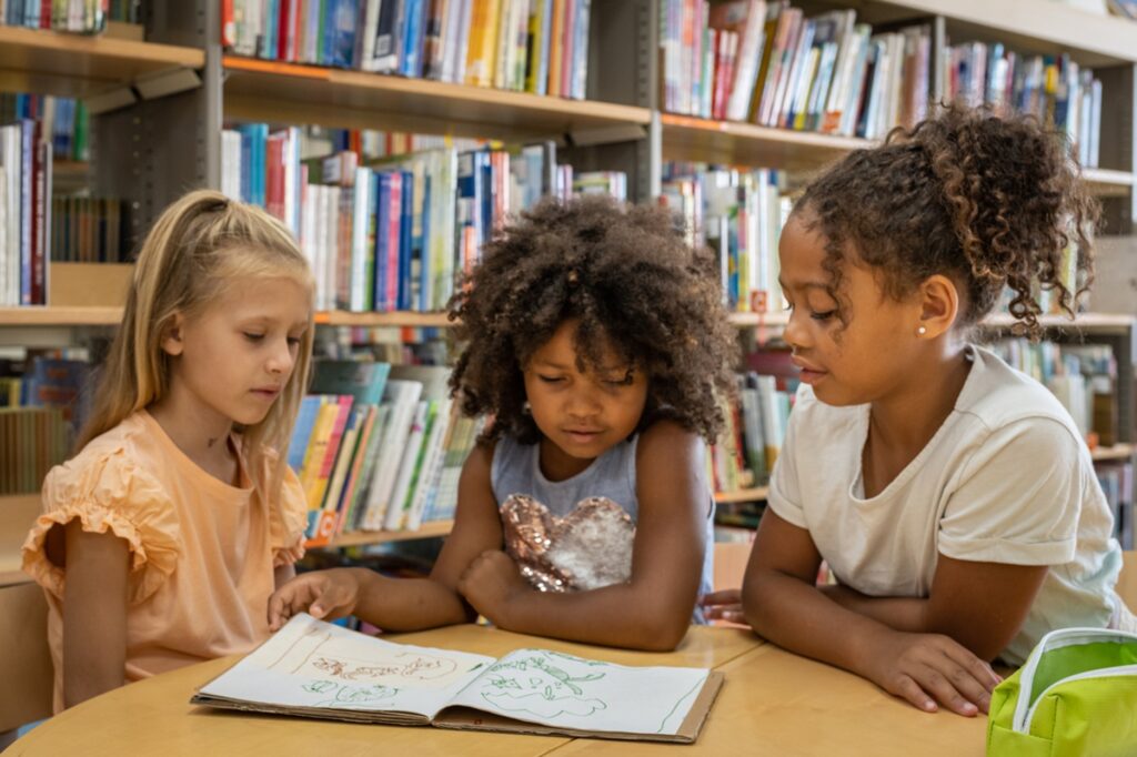 3 girls reading