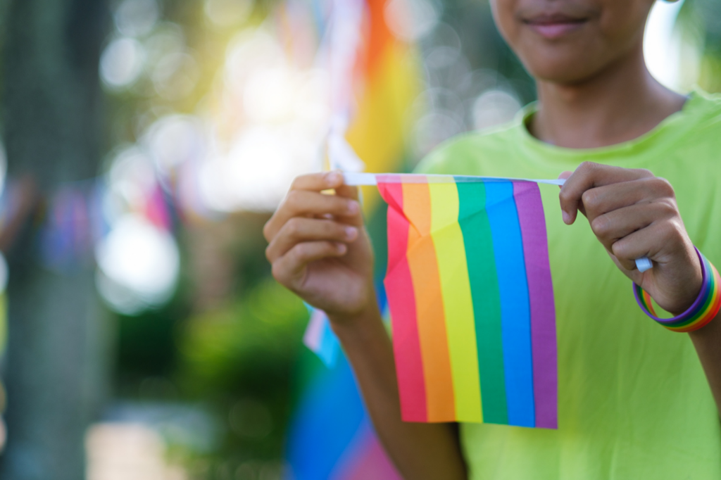 STUDENT HOLDING PRIDE PLAG